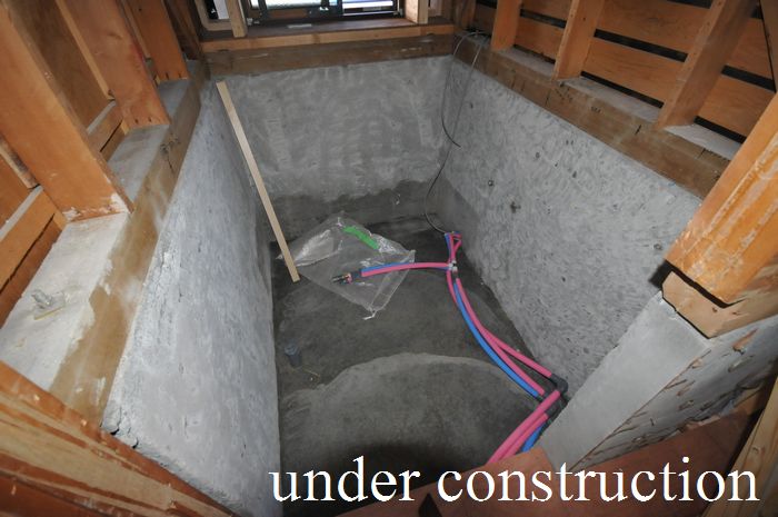 【工事中　浴室】古い配管は撤去し、新しい給水・給湯間に交換し、土間コンクリートを打ちました。